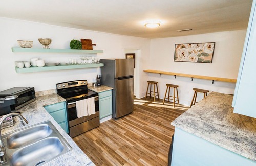 Hattiesburg House | The WATER PARK & ZOO are less than a block away! A