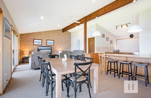 Gwandalan House | The Waterfront - Close to shops, club, boat ramp!