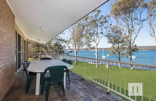 Gwandalan House | The Waterfront - Close to shops, club, boat ramp!