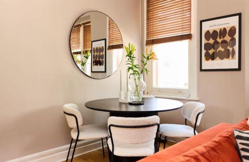 Archway Apartment | The Waterlow Park Wonder - Trendy 2BDR with Study Room and Patio