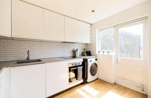 Archway Apartment | The Waterlow Park Wonder - Trendy 2BDR with Study Room and Patio
