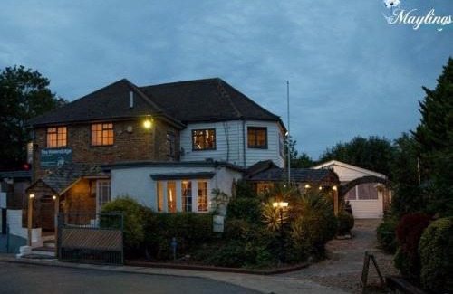 Hillingdon Hotel | The WatersEdge, Canal Cottages