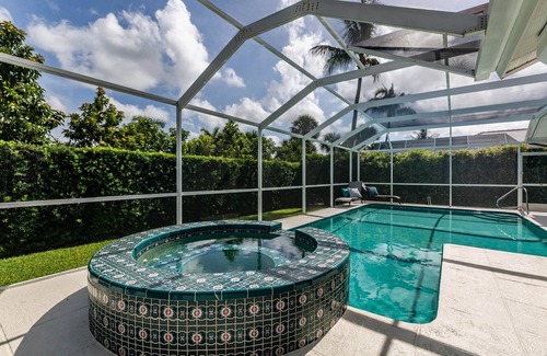 Marco Island House | THE WAVES HOUSE! 7 minute walk to the beach, 2 minute walk to the JW Marriott