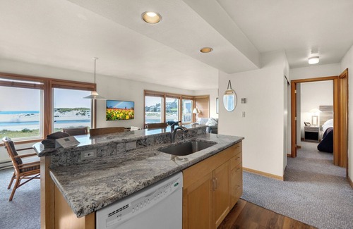 Downtown Cannon Beach Hotel | The Waves/The Argonauta Inn/The White Heron Lodge