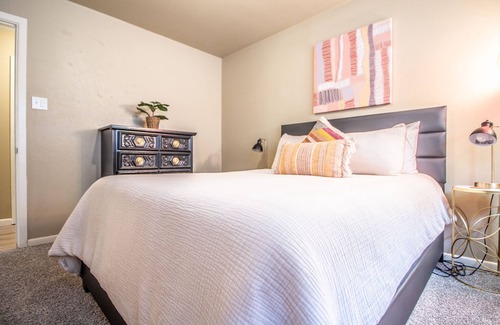 Lubbock House | The Wayfarer/Fire Pit/Sleeps 8