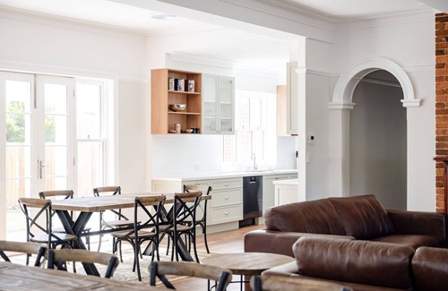 Orange House | The Welcome Inn | Central Orange | Large and newly renovated