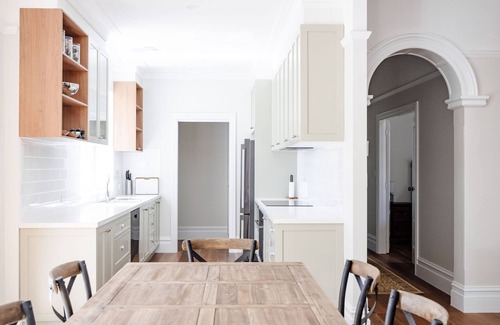 Orange House | The Welcome Inn | Central Orange | Large and newly renovated