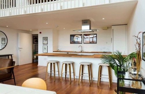 Hoxton West Apartment | The Wenlock Arms - Inviting 1BDR Flat with Study