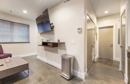 Roanoke Apartment | The West End Flats Downtown Free Parking ⛰️