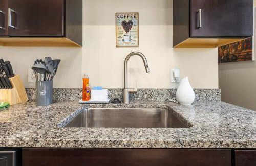 Roanoke Apartment | The West End Flats Hotel
