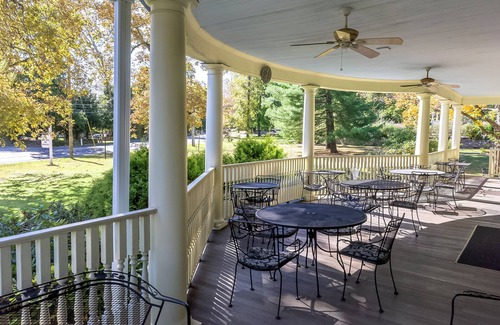 Ridgefield Hostel | The West Lane Inn - Deluxe Fireplace Double Queen
