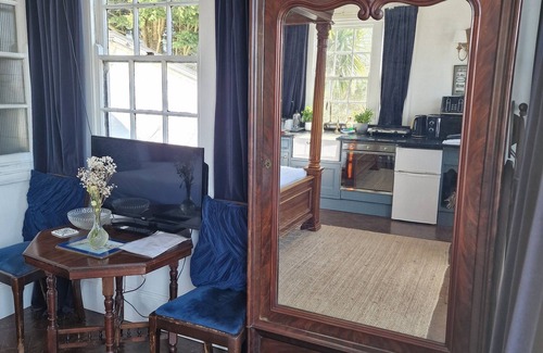 St. Brides Wentlooge Apartment | The West Usk Lighthouse Lightkeepers Lodge
