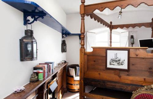 Newport Bed & Breakfast | The West Usk Lighthouse Lightkeepers Lodge