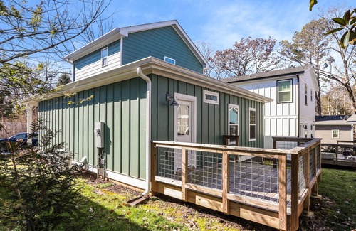 Ball Ground House | The Westchester - A modern bungalow 9-minute walk to downtown Ball Ground