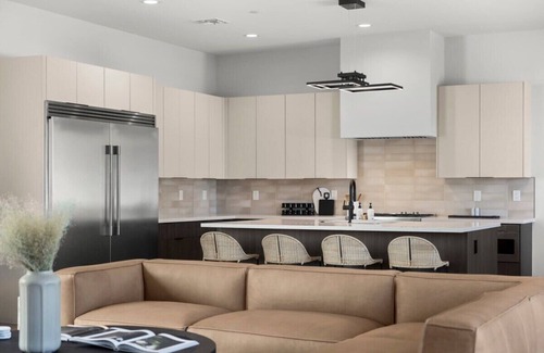 Southwest Village House | The Westley - Walk to Oldtown - Modern & NEW!