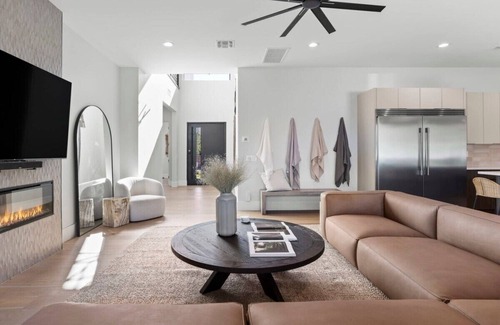 Southwest Village House | The Westley - Walk to Oldtown - Modern & NEW!