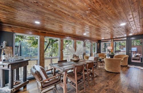 Jefferson House | The Whiskey Barrel Waterfront Wkayaks & Hot Tub