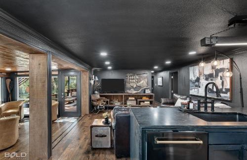 Jefferson House | The Whiskey Barrel Waterfront Wkayaks & Hot Tub