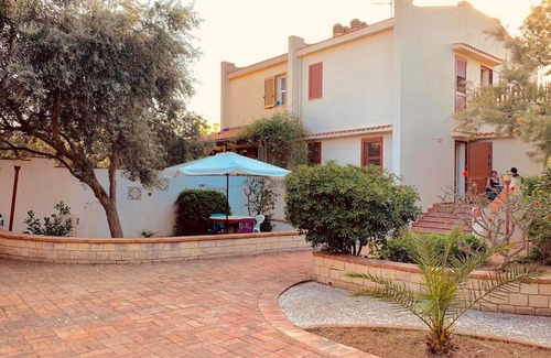 Trappeto Villa | The white hibiscus