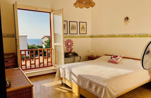 Trappeto Villa | The white hibiscus