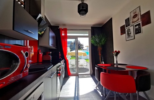 Chateauroux House | The White Home Broadway, Luxury Jacuzzi, exclusive private heated pool