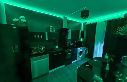 Chateauroux House | The White Home Broadway, Luxury Jacuzzi, exclusive private heated pool
