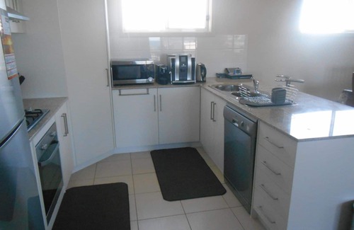 Melville House | The White House ~ Free Wi-Fi, Pool, Arcade Machine - Off Peak Special!