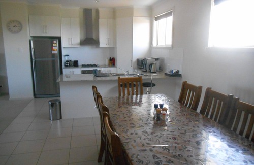 Melville House | The White House ~ Free Wi-Fi, Pool, Arcade Machine - Off Peak Special!