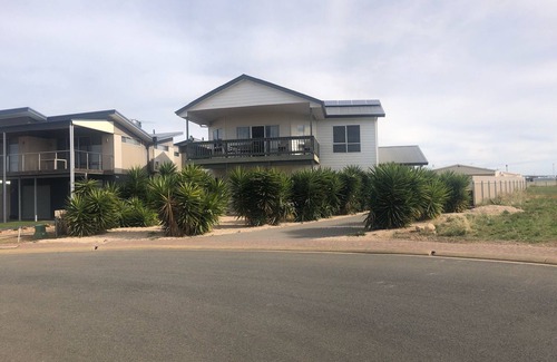 Melville House | The White House ~ Free Wi-Fi, Pool, Arcade Machine - Off Peak Special!