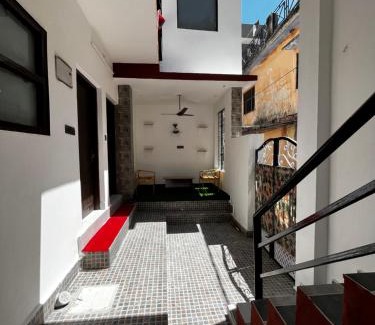 Tapovan House | The White House