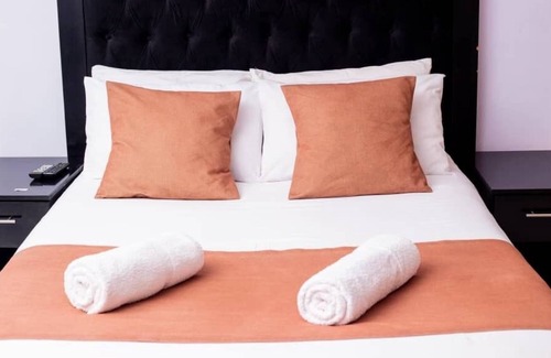 Harare House | The White House Lodge is located in Borrowdale, northern Harare.