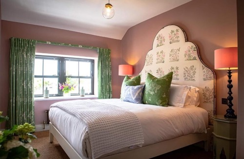 Cowbridge Hotel | The White Lion