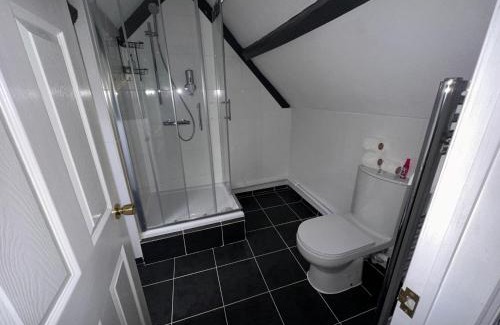 Yate Apartment | The White Lion Hotel, Church Road, Yate BS37 5BG Self-check-in FREE PARKING Walk away from the centre of Yate!