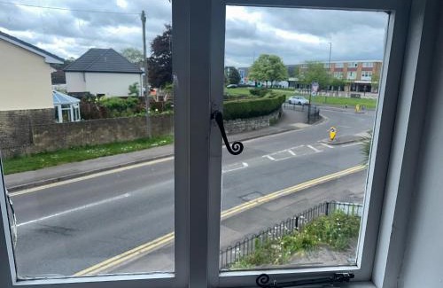 Yate Apartment | The White Lion Hotel, Church Road, Yate BS37 5BG Self-check-in FREE PARKING Walk away from the centre of Yate!