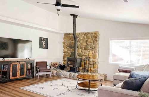 Groveland Cabin | The White Pine Lodge · The White Pine Lodge in Pine Mountain Lake