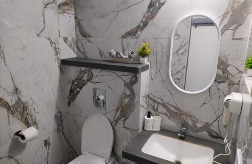 Khattalwada Apartment | The White Port Luxe Apt Nearby Airport Symbiosis