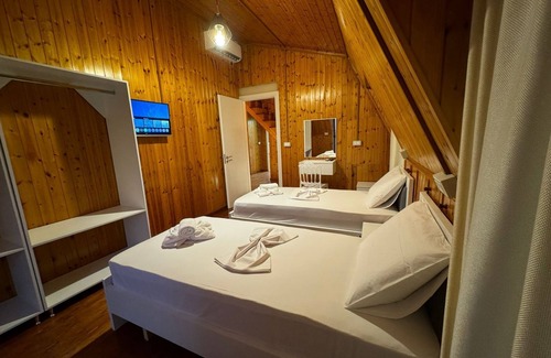 Qafe e Gjashtes Hotel | The White Troy