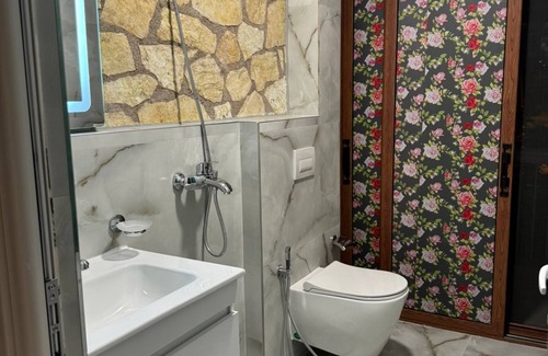 Qafe e Gjashtes Hotel | The White Troy
