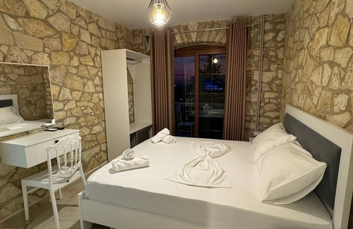 Qafe e Gjashtes Hotel | The White Troy