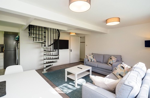 Upper Dicker House | The WhiteCottage at Gildridge wd Hot Tub