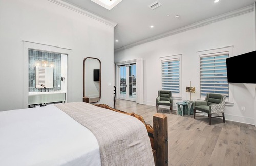Cullman Hotel | The Wilderness Suite | 5 Minutes from I65 | In the heart of Cullman