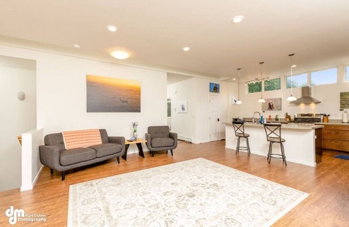 Turnagain House | The Wildlife Gallery - Modern Creekfront Rental