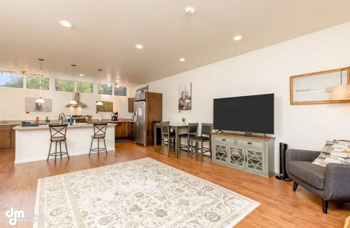Turnagain House | The Wildlife Gallery - Modern Creekfront Rental