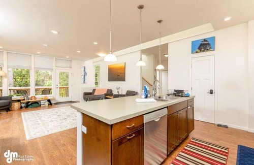 Turnagain House | The Wildlife Gallery - Modern Creekfront Rental