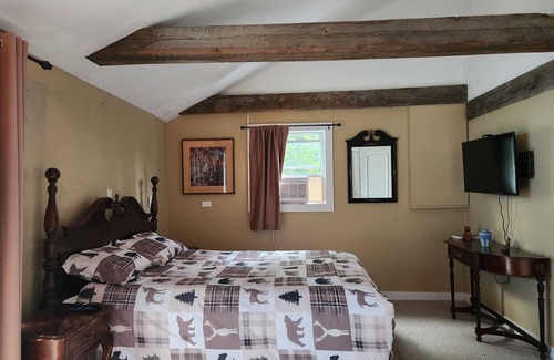 Ridgeway Bed & Breakfast | "The Willow", charming B&B room w/priv. balcony nr Crystal Beach/Niagara Falls