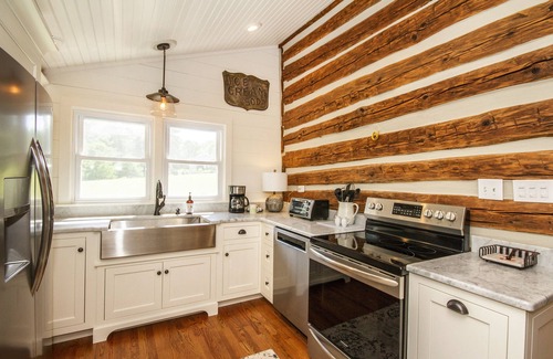 Knoxville Cabin | The Willox Cabin, Private Farm, 2 Bed 2 BA, 9 Miles to Downtown Knoxville & UT