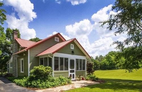 Knoxville Cabin | The Willox Cabin, Private Farm, 2 Bed 2 BA, 9 Miles to Downtown Knoxville & UT