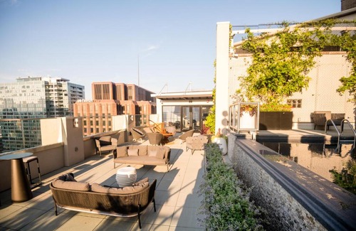 Logan Square Hotel | The Windsor Suites