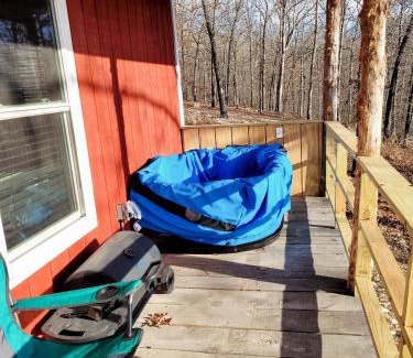 Marshall Villa | The Windstorm Cabin - Pet-friendly & a 2-person Jacuzzi hot tub!
