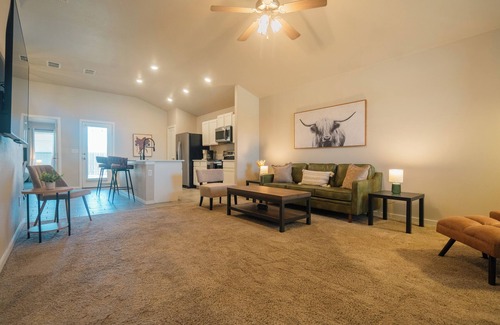 Lubbock House | The Winsome Western - HotTub - Fire Pit - PingPong